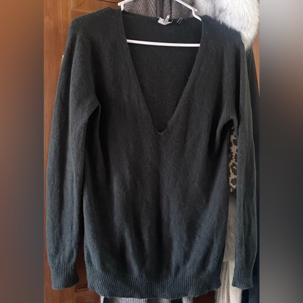 Theory Dark Forest Green Cashmere V- Neck Sweater Lightweight Super Soft